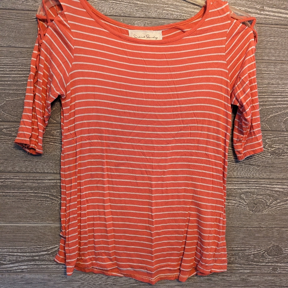 Mid-sleeve top